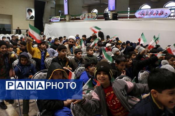 رونمایی کتاب «از مدرسه تا سنگر» در قم