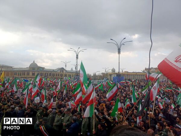 اجتماع باشکوه بیعت با رهبر انقلاب و مراسم تشییع شهیدان در میدان امام خمینی(ره)