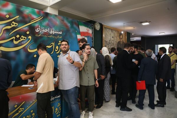 حماسه رأی اولی‌ها در کنار هنرمندان و اصحاب رسانه 