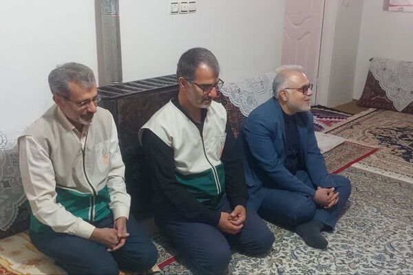 دیدار فرماندار فیروزکوه با خانواده‌های شهدا
