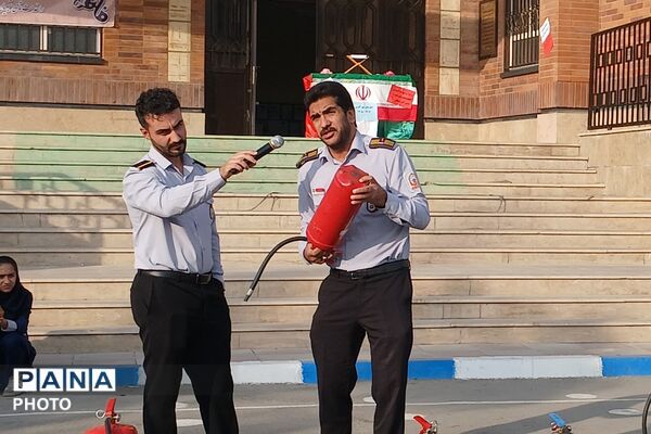 آموزش پدافند غیرعامل با حضور آتش‌نشانان در دبیرستان مهرآفرین