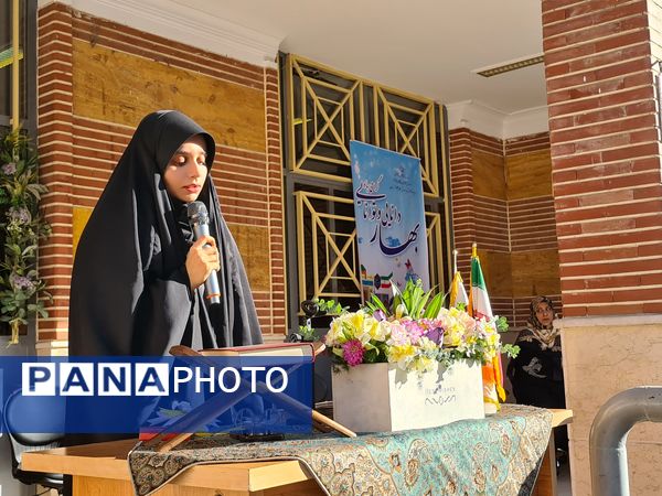 آئین نواختن زنگ مهر در دبیرستان دخترانه فرهنگ ۱۳ 