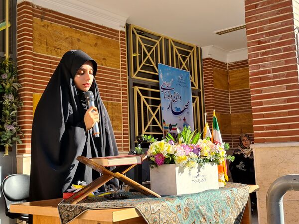آئین نواختن زنگ مهر در دبیرستان دخترانه فرهنگ ۱۳ 