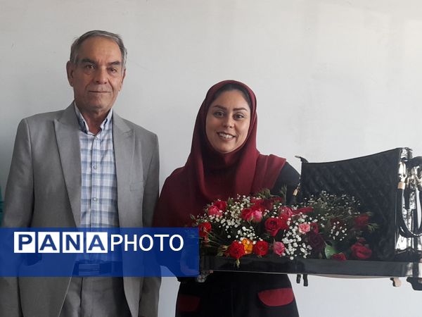 جشن روز معلم در دبستان عذرا پورشهریاری با برنامه های ویژه برگزار شد