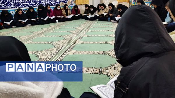 محفل انس با قرآن در دبیرستان نمونه دولتی حضرت زینب (س)