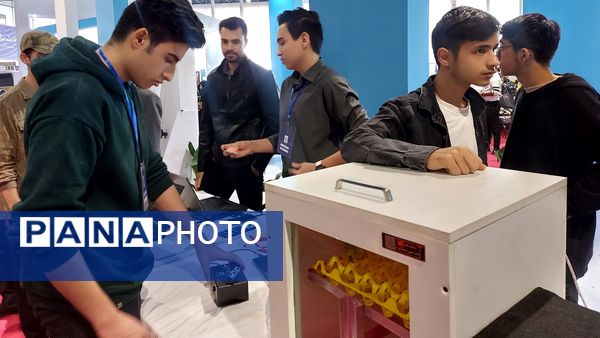 غرفه افتخارات و دستاوردهای هنرستان استعدادهای درخشان امیرکبیر ناحیه شش 