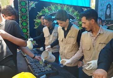 جلوه هایی از خدمت در پیاده روی جاماندگان اربعین حسینی نیشابور‌ 