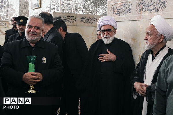 طواف پیکر رهبر شهید انقلاب بر گرد ضریح مطهر امام رضا علیه‌السلام