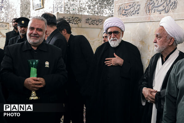 طواف پیکر رهبر شهید انقلاب بر گرد ضریح مطهر امام رضا علیه‌السلام