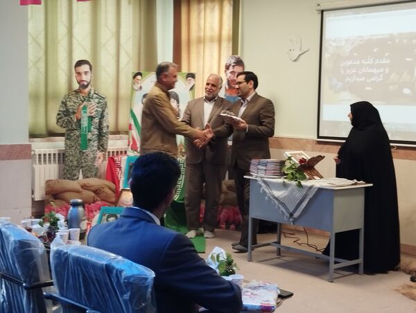 مراسم یادواره شهدا و تجلیل از خانواده شهدا در مدرسه حیدرعلی 