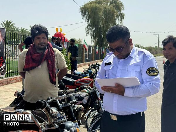 توزیع کلاه ایمنی رایگان به راکبین موتور سیکلت روستای نعمت آباد 