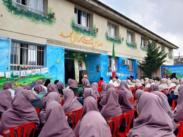 حضور نیروهای انتظامی در دبیرستان نجم قائمشهر