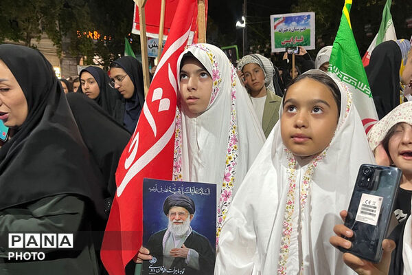 میان دانش‌آموزان و رهبر شهید پیمان جاودانه با نوای سرود رقم خورد