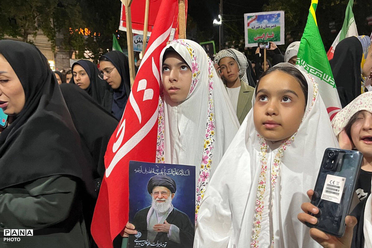 میان دانش‌آموزان و رهبر شهید پیمان جاودانه با نوای سرود رقم خورد