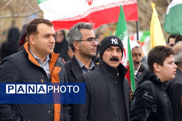 جامعه پرشورفرهنگیان و دانش آموزان در راهپیمایی ۲۲ بهمن منطقه بیرانوند
