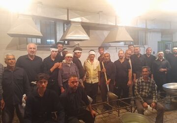 خادمان اباعبدالله الحسین(ع) برای خدمت به عزاداران دست به دست یکدیگر دادند
