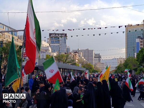 از کوچک تا بزرگ همه در چهلم رهبر شرکت کردند