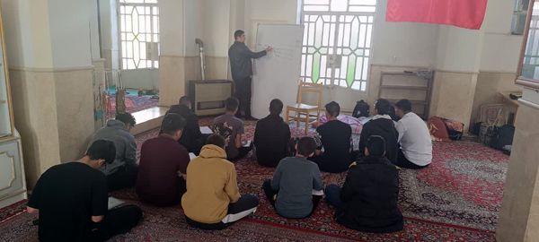 مراسم معنوی اعتکاف دانش‌آموزان پسر ابرکوهی در مسجد چهارده معصوم 