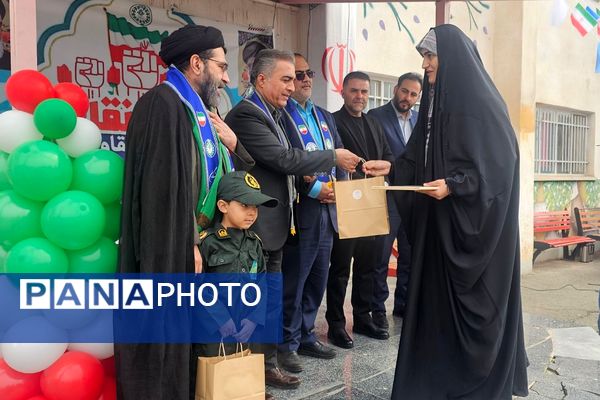  همایش «یاوران انقلاب» با محوریت نقش آفرینی دانش آموزان در گام دوم انقلاب