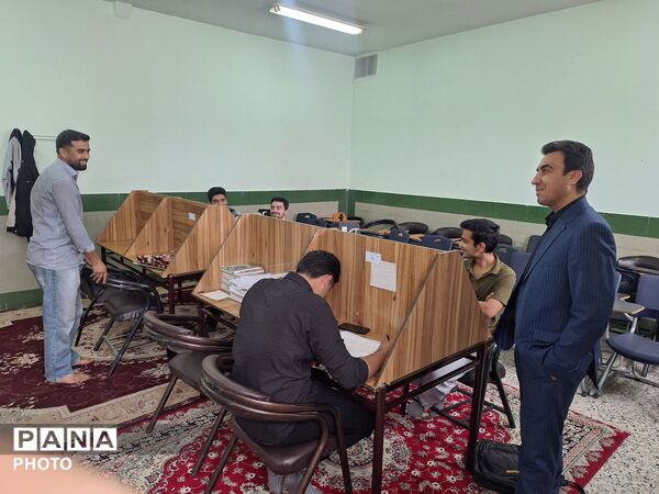 بازدید مدیر آموزشگاه نمونه آیت‌الله خامنه‌ای از قرائت خانه این دبیرستان
