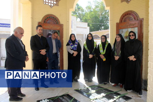 تجدید میثاق مدیر سازمان دانش آموزی استان بوشهر با شهدا