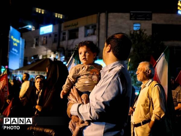 اشک‌های میناب در آغوش تهران؛ خانواده شهدا در میدان طهرانی‌مقدم