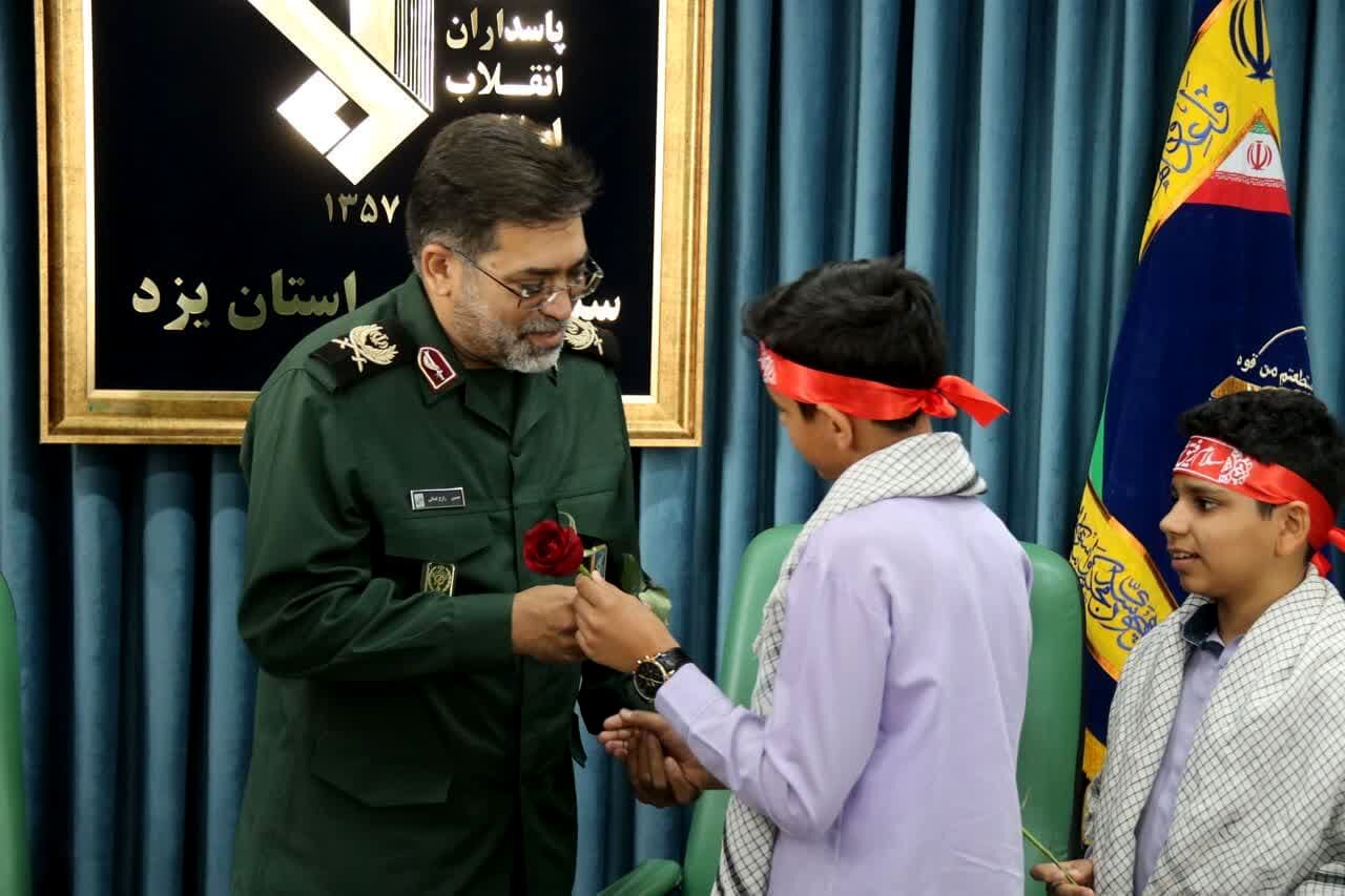 دیدار جمعی از دانش‌آموزان اشکذری و مسئولان آموزش و پرورش با فرمانده سپاه الغدیر 