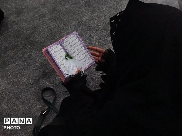 شبی که ماه دو نیم شد