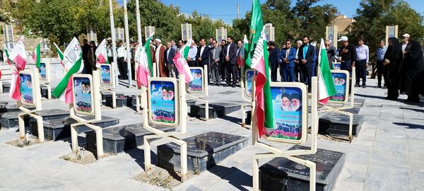 غبارروبی مزار شهدای دفاع مقدس در فریدونشهر