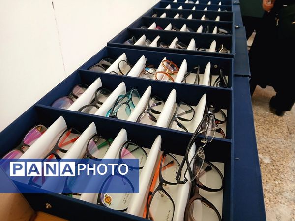 خدمت‌رسانی پزشکان مجرب در قالب «میز خدمت» در مدرسه شهید شهسواری ناحیه 4 کرج 