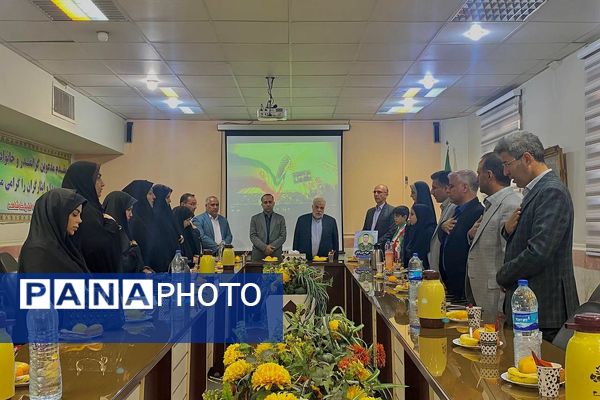 جلسه ستاد شاهد ورامین با محوریت ارتقای کیفیت آموزشی و تجلیل از فرزندان شهدا