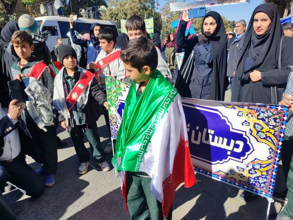 حضور پر شور دانش آموزان نیشابوری در راهپیمایی ١٣ آبان
