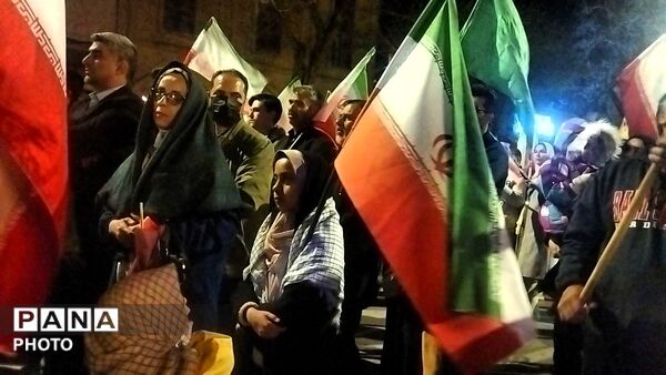 تجمع بزرگ مردم همیشه در صحنه در مقابل مسجد جامع  