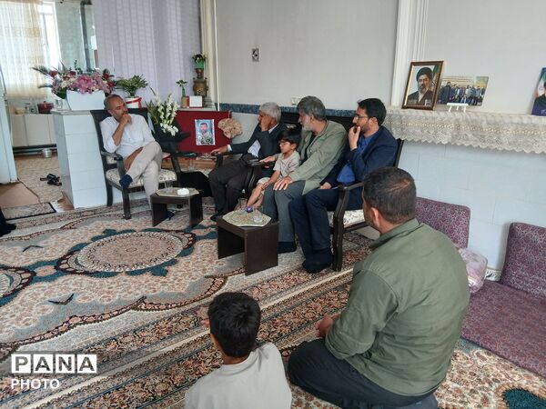 دیدار رئیس سازمان دانش آموزی یزد با خانواده شهید «محمدرضا آروز»