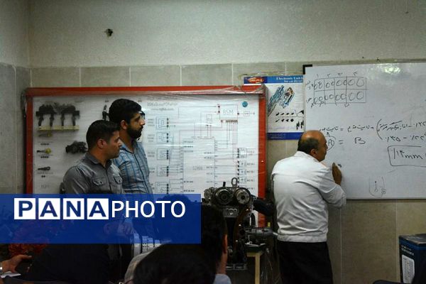 کارگاه آموزشی آشنایی با سیستم موتور و سوخت‌رسانی خودرو در بهارستان 2