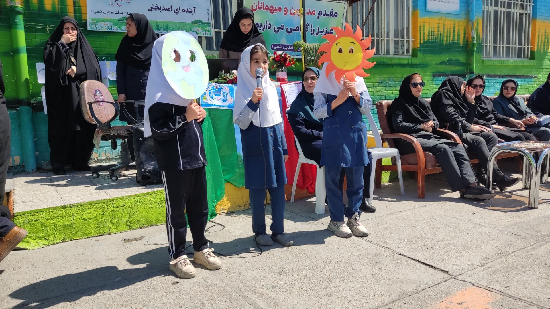 نواختن زنگ سلامت در مدرسه دخترانه ضحی ۱ شهرستان شیروان