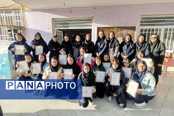 تجلیل از دانش آموزان ممتاز دبیرستان عطیه 
