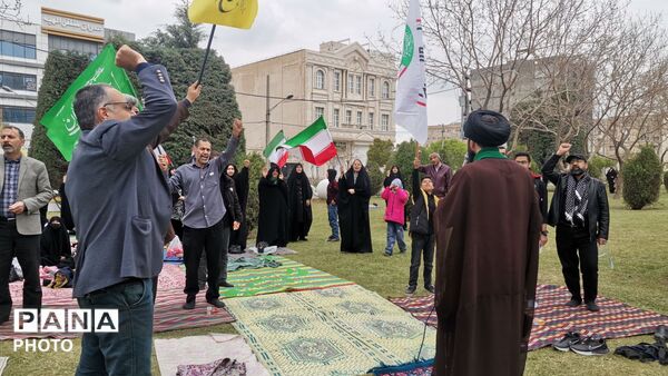  اقامه نماز ظهرِ روز طبیعت در جبهه خیابان