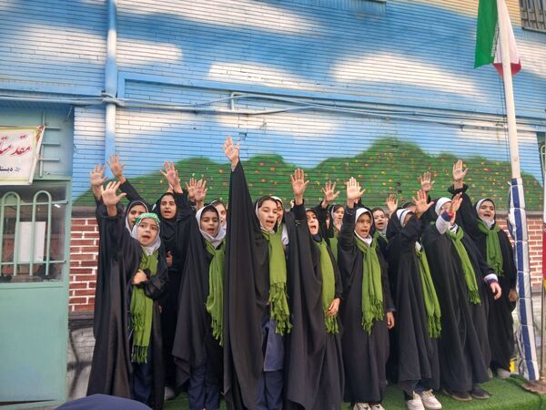 طنین شعارهای انقلابی در دبستان دخترانه میثاق به مناسبت ۱۳ آبان