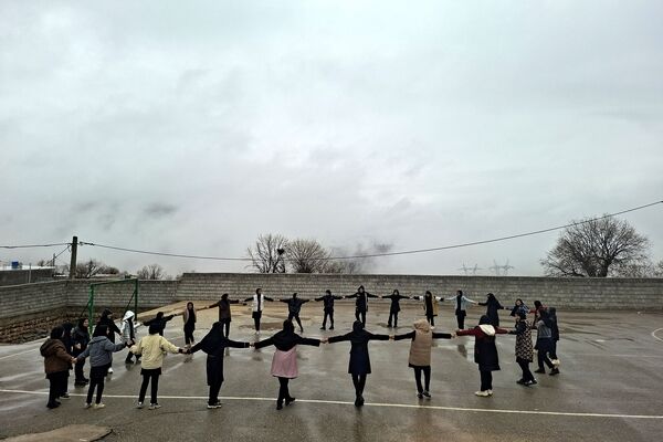 جلوه زیبای باران زمستانی در دبیرستان سبحان و مائده شلیل