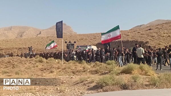 کاروان پیاده روی مردم روستای خاوه و جاماندگان کربلا در روز اربعین حسینی به سمت کربلای ایران 