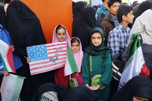 دانش آموزان کرمانی در سوگ «شهدای دبستان شجره طیبه میناب»