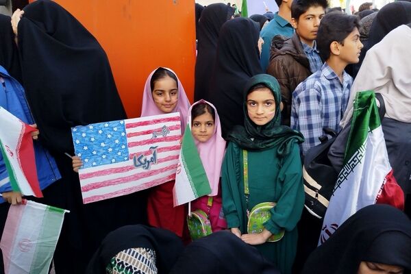 دانش آموزان کرمانی در سوگ «شهدای دبستان شجره طیبه میناب»