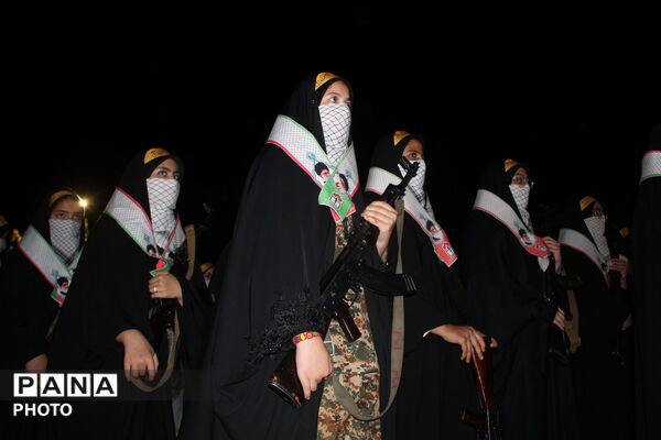 حضور پرشور دختران جان‌فدا در اجتماع شبانه با لباس بسیجی