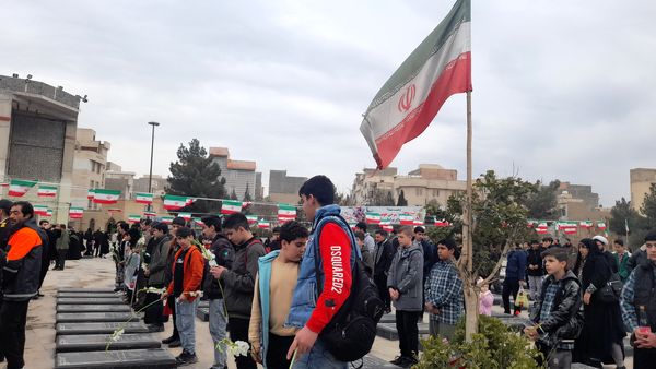 مراسم عطرافشانی مزار شهدا با حضور پرشکوه نوجوانان دهه نودی