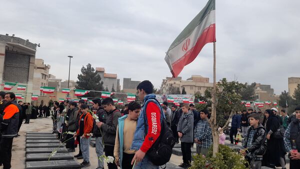 مراسم عطرافشانی مزار شهدا با حضور پرشکوه نوجوانان دهه نودی