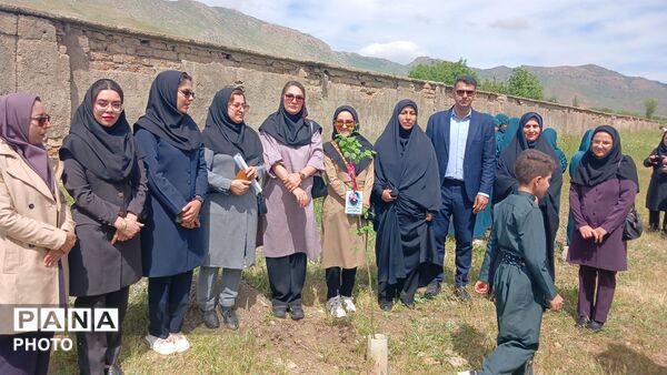 کاشت نهال ایثار در دبستان روستای الک؛ گرامیداشت یاد شهدای رمضان در هفته سلامت