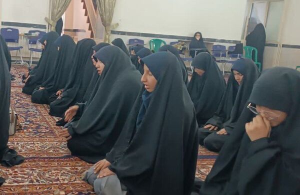 برپایی نماز جماعت در مکتب النرجس