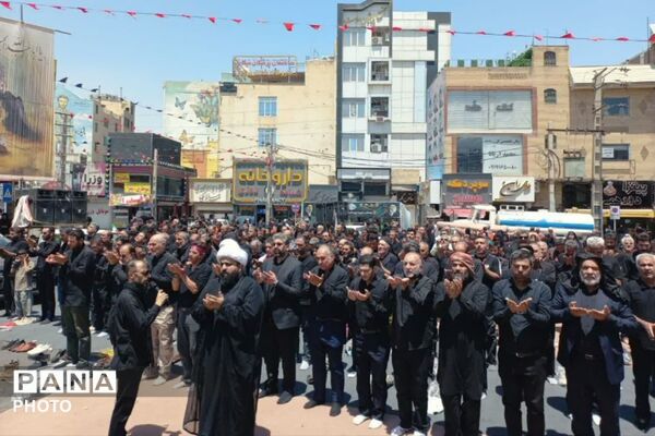 نماز ظهر عاشورا در میدان امام خامنه‌ای