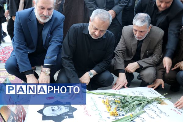 ادای احترام وزیر آموزش و پرورش و فرماندهان سپاه بر مزار سردار شهید کاظمی در بهشت رضا(ع)